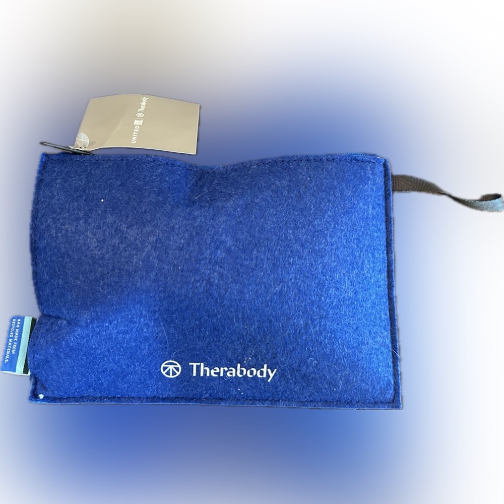 United Airlines Premium Plus Therabody Amenity Travel Kit Gray Felt Pouch Sealed